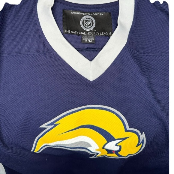 NHL Large Vintage (former logo) Buffalo Sabres Jersey Size M Great Condition - Picture 5 of 7